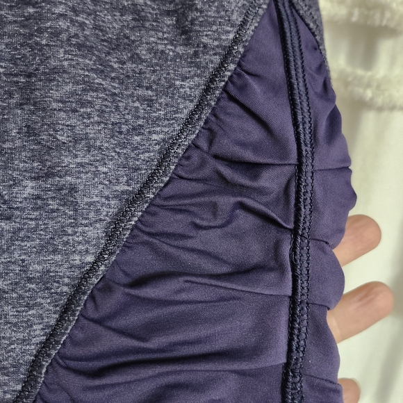 Really cute Lululemon capris size 4 - Picture 3 of 6